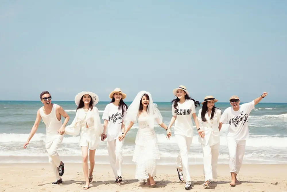 Quần áo nhóm đi biển với sắc trắng tont sur tont