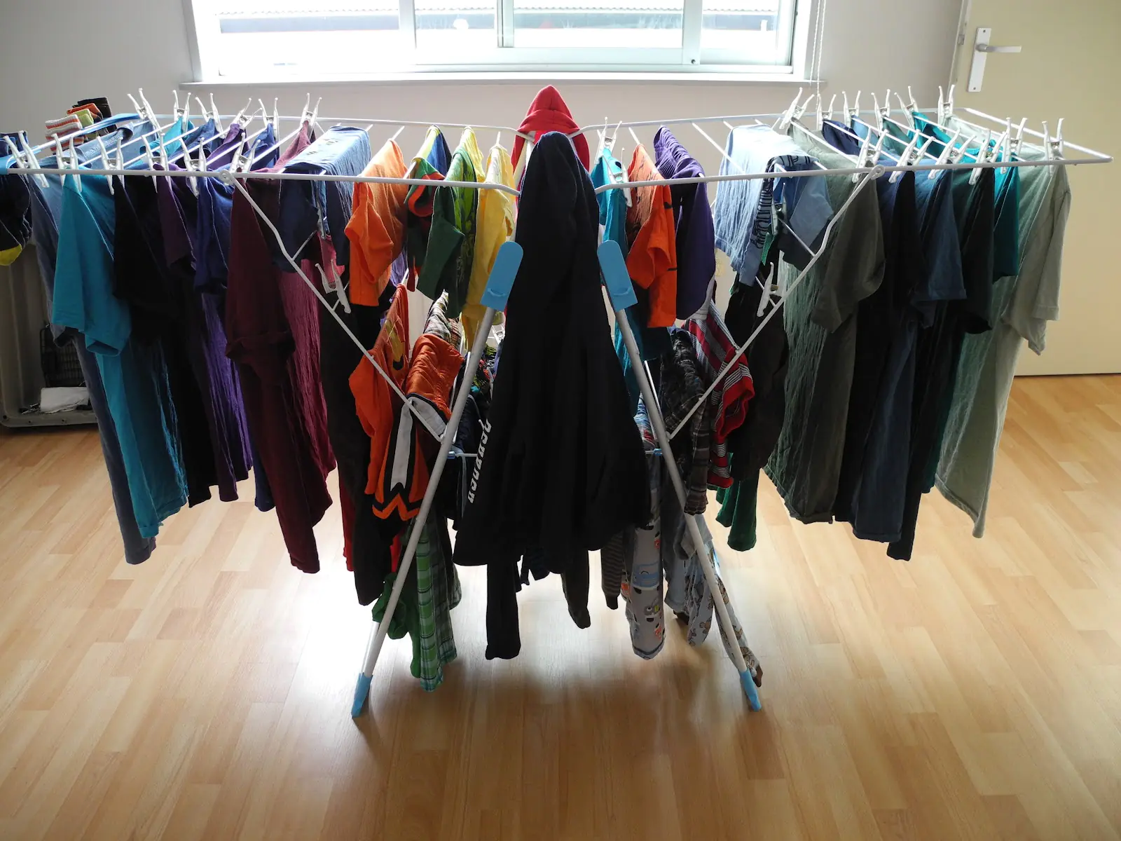 Cách giặt và làm quần áo khô nhanh trong ngày mưa ẩm/trời nồm