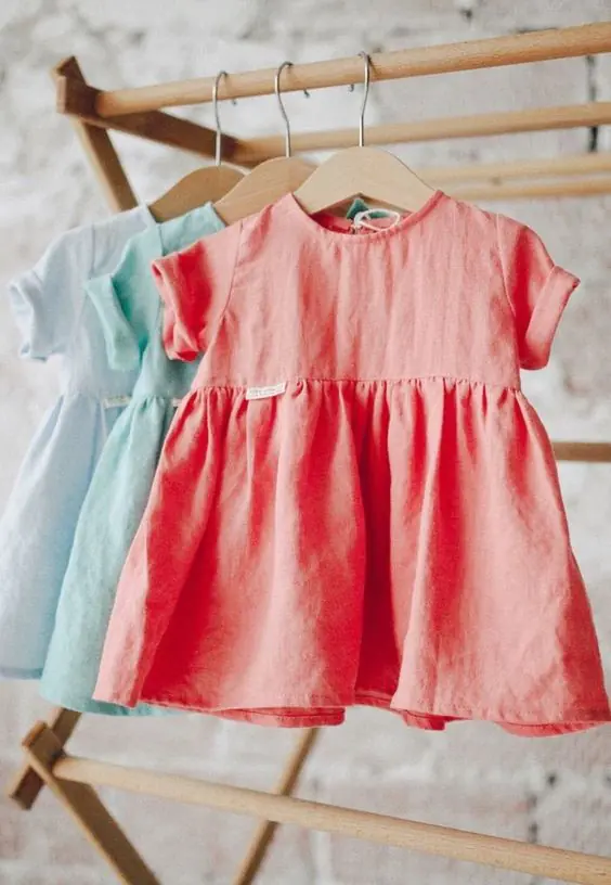 Chọn những chiếc váy vải trơn màu cho bé gái