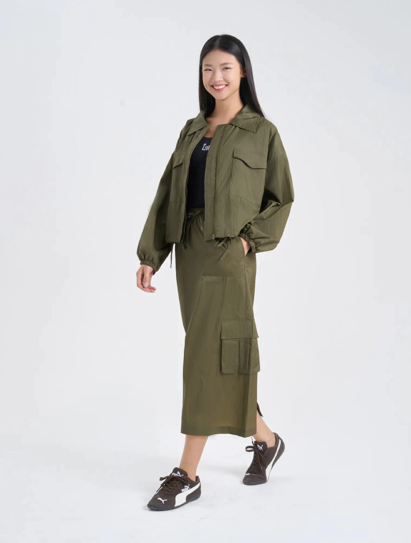 áo gió nữ phối chân váy dù