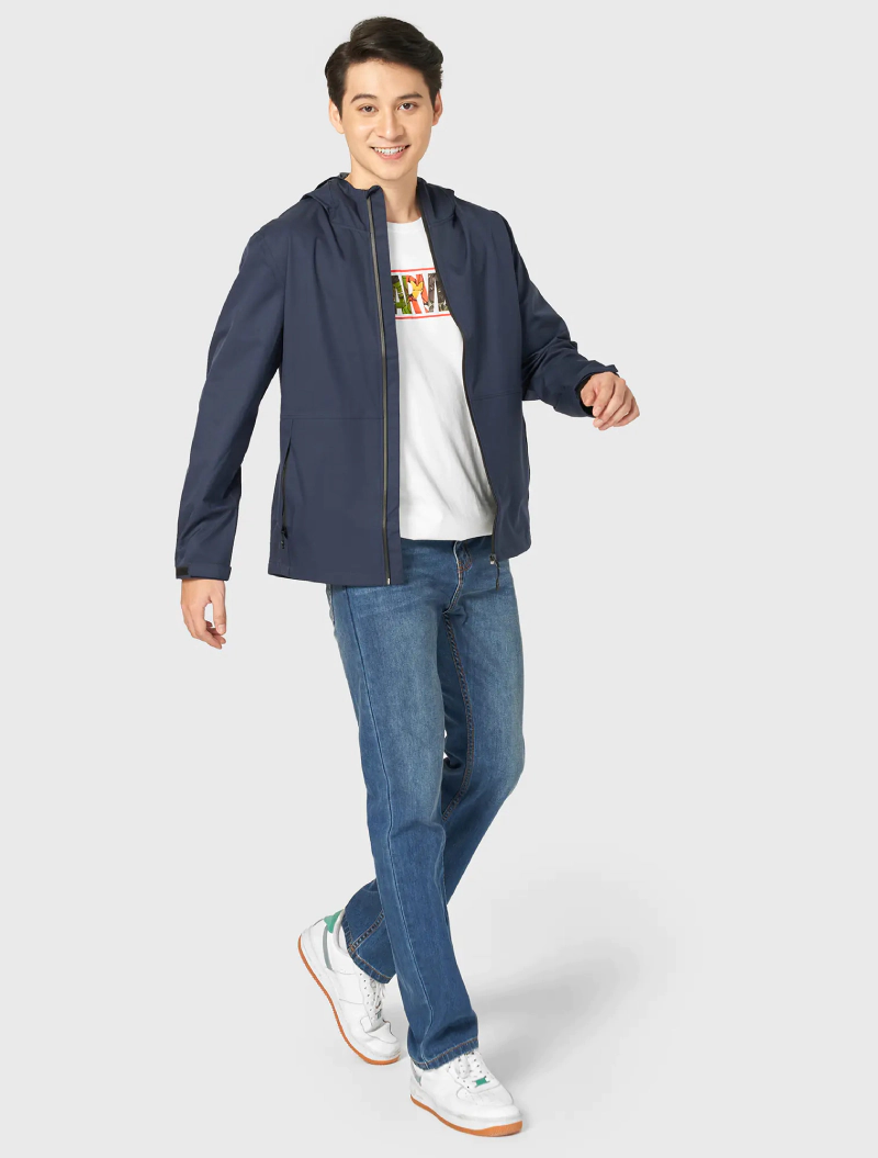 phối áo gió với áo phông và quần jean nam