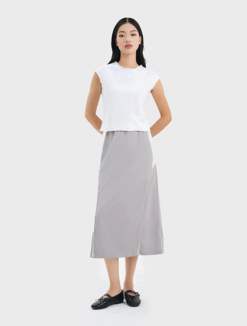 phối áo thun ôm body nữ với chân váy midi chữ a