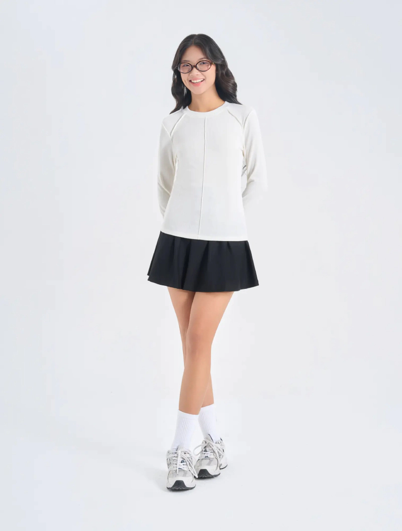 phối áo thun ôm body với chân váy tennis