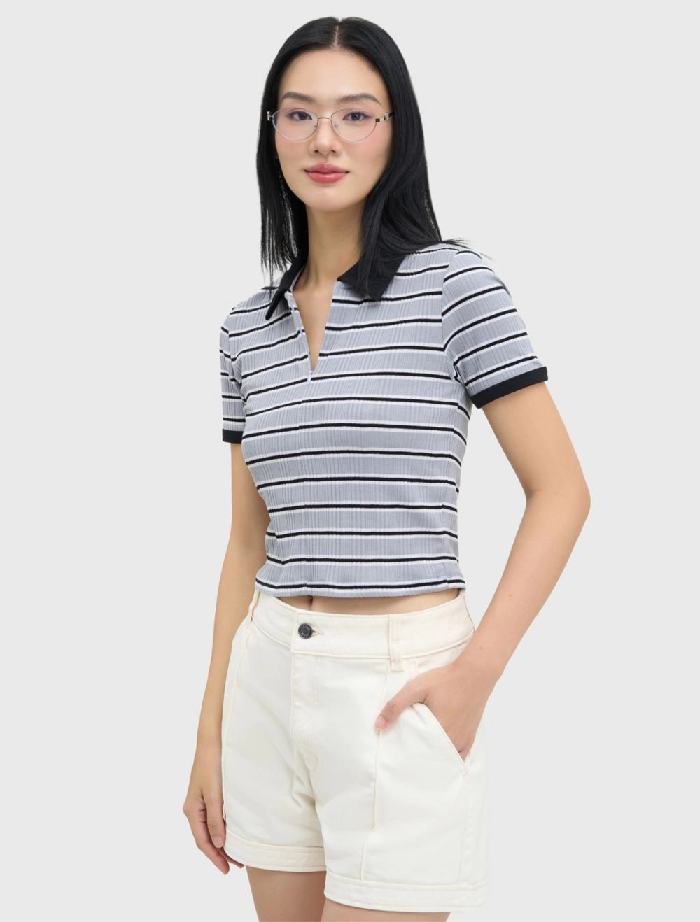 quần short kaki và áo polo nữ